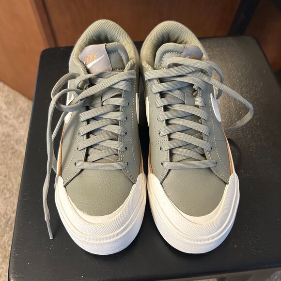 Women's Nike Court Legacy Lift Platform Sneakers - Picture 2 of 8